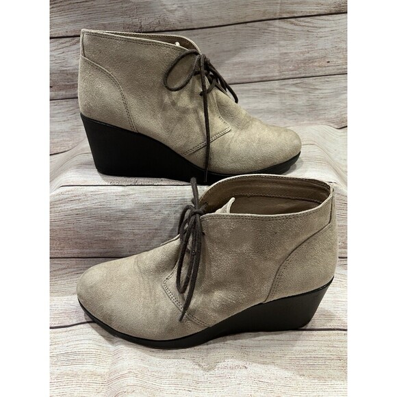 Crocs Leigh Suede Wedge Bootie Shootie Tan Beige Lace Up Shoe Womens 6.5 - Picture 1 of 7